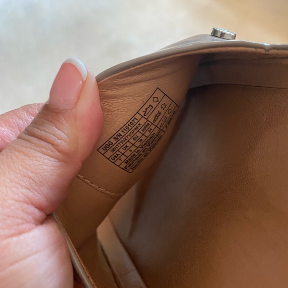 UGG SIZE 7 - Picture 11 of 13